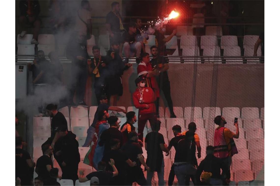 Pyros, Polizisten, Festnahmen: Wieder Randale in Frankreich Galatasaray-Anhänger gerieten mit der Polizei aneinander. Foto: Daniel Cole/AP/dpa