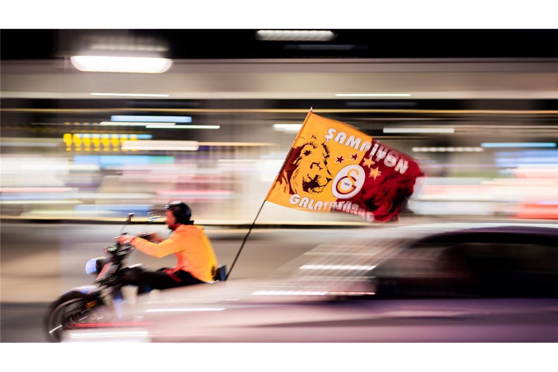 Galatasaray Fans feiern nach dem Sieg ihrer Mannschaft und dem Gewinn der Meisterschaft auf dem Breitscheidplatz in Berlin.