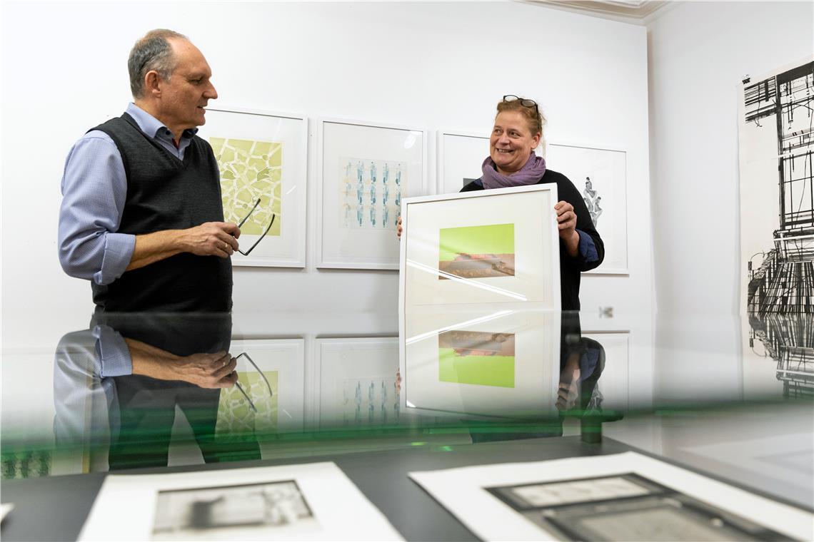 Ausstellung „tiefenscharf“: Von der Kupferplatte zum Milchtütendruck Galerieleiter Martin Schick und Kuratorin Simone Scholten sind selbst erstaunt über die Preziosen, die sie in der städtischen Sammlung des Graphik-Kabinetts entdeckt haben. Foto: Alexander Becher