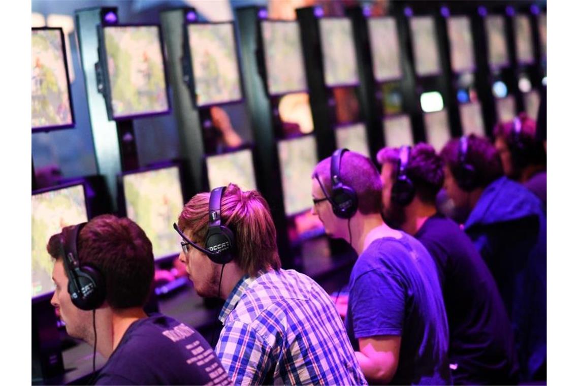 Auch aus CSU herbe Kritik an Seehofer-Äußerungen zu Gamern Gamer auf der Spielemesse Gamescom. Foto: Henning Kaiser/dpa-tmn/dpa
