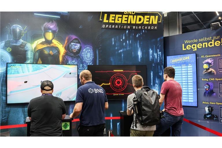Gamescom-Besucher testen das BND-Computerspiel aus.