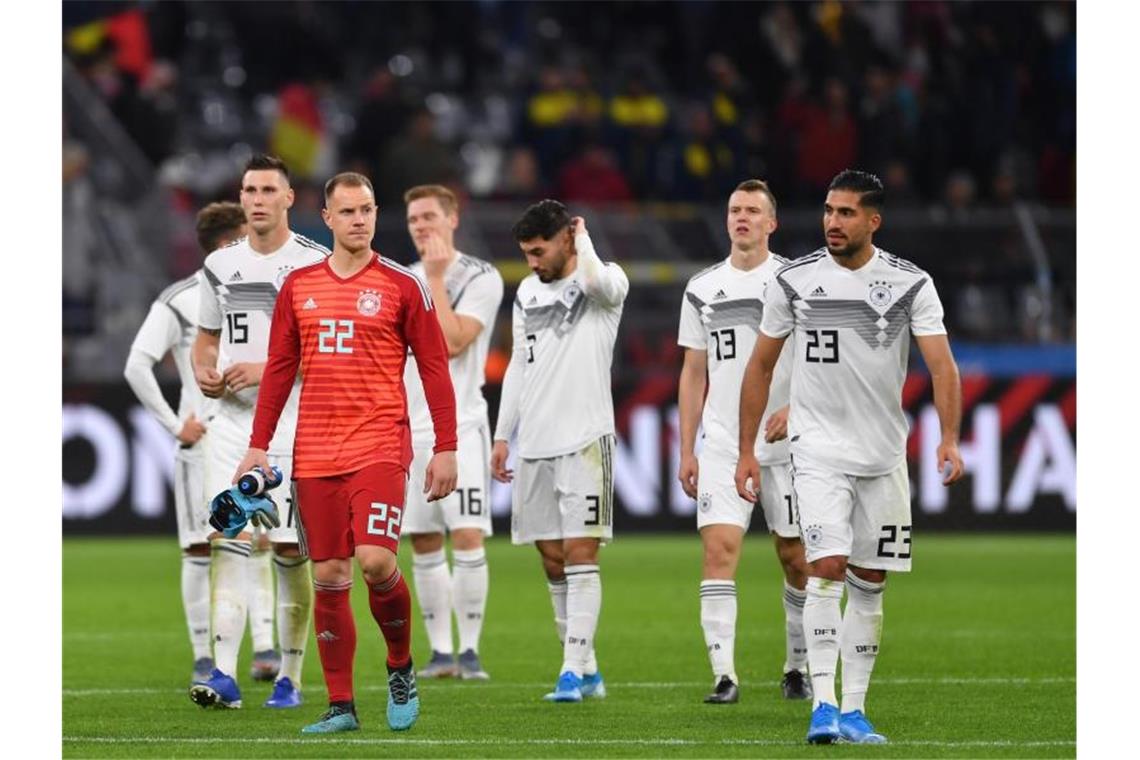 Gang in die Kurve: Die DFB-Elf bedankt sich bei den Fans in Dortmund. Foto: Marius Becker/dpa