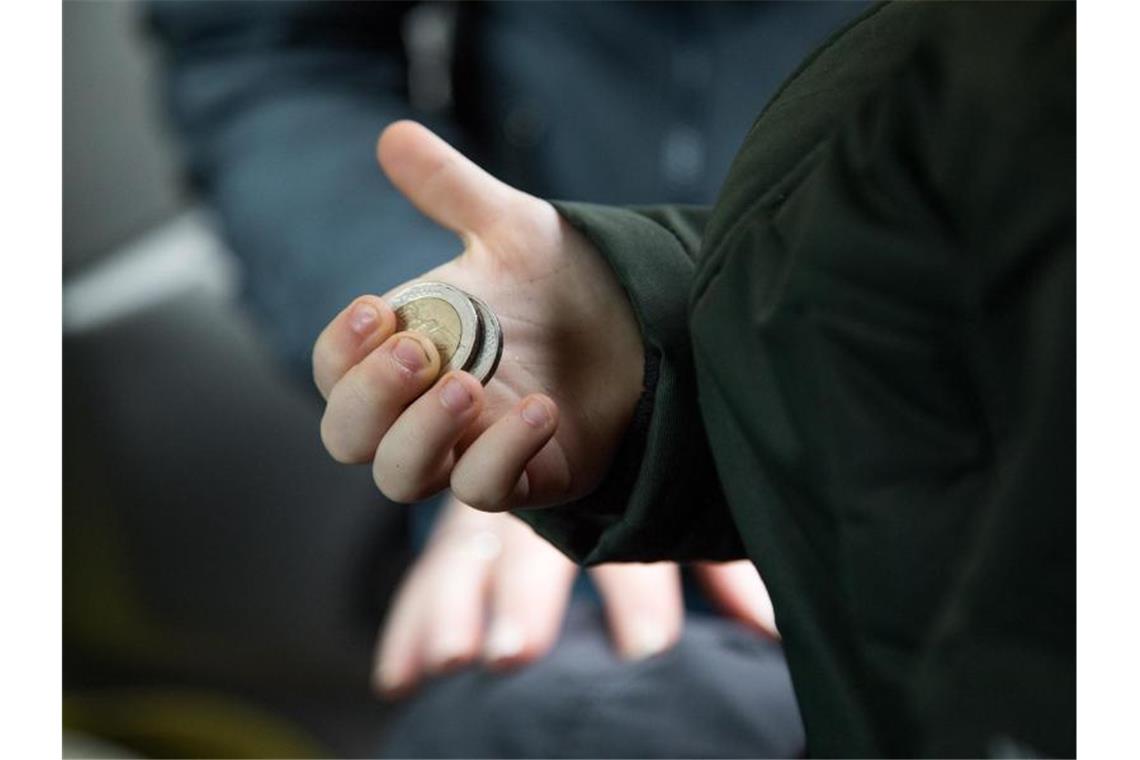 Umfrage: Mädchen bekommen weniger Taschengeld als Jungen Ganz egal wie alt: Mädchen bekommen im Schnitt weniger Taschengeld als Jungen. Foto: Christin Klose/dpa-tmn/dpa