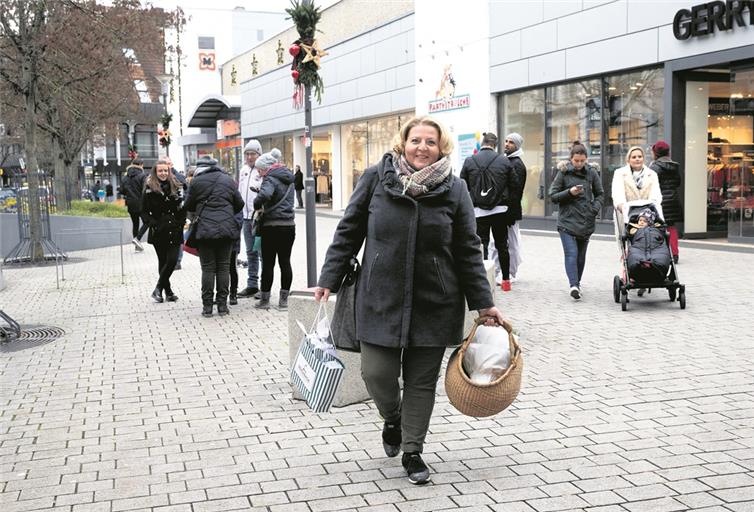 Ganz entspannt beim Weihnachtsgeschenkeeinkauf: Die Backnanger Einzelhändler haben viel zu bieten, das Geschäft läuft gut. Foto: J. Fiedler