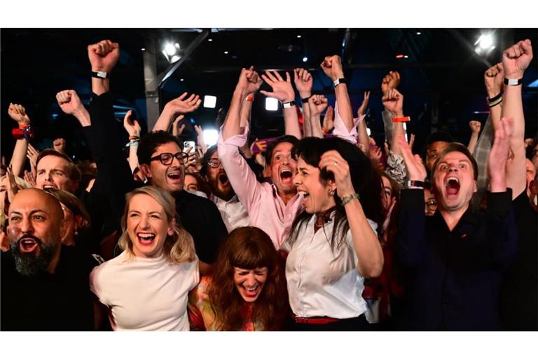 Ganz große Freude bei den Linken: Sie sind die Wahlsieger bei der Berliner Abgeordnetenhaus-Wahl. In Mecklenburg-Vorpommern ließen sie Federn, können aber vielleicht wieder mitregieren.