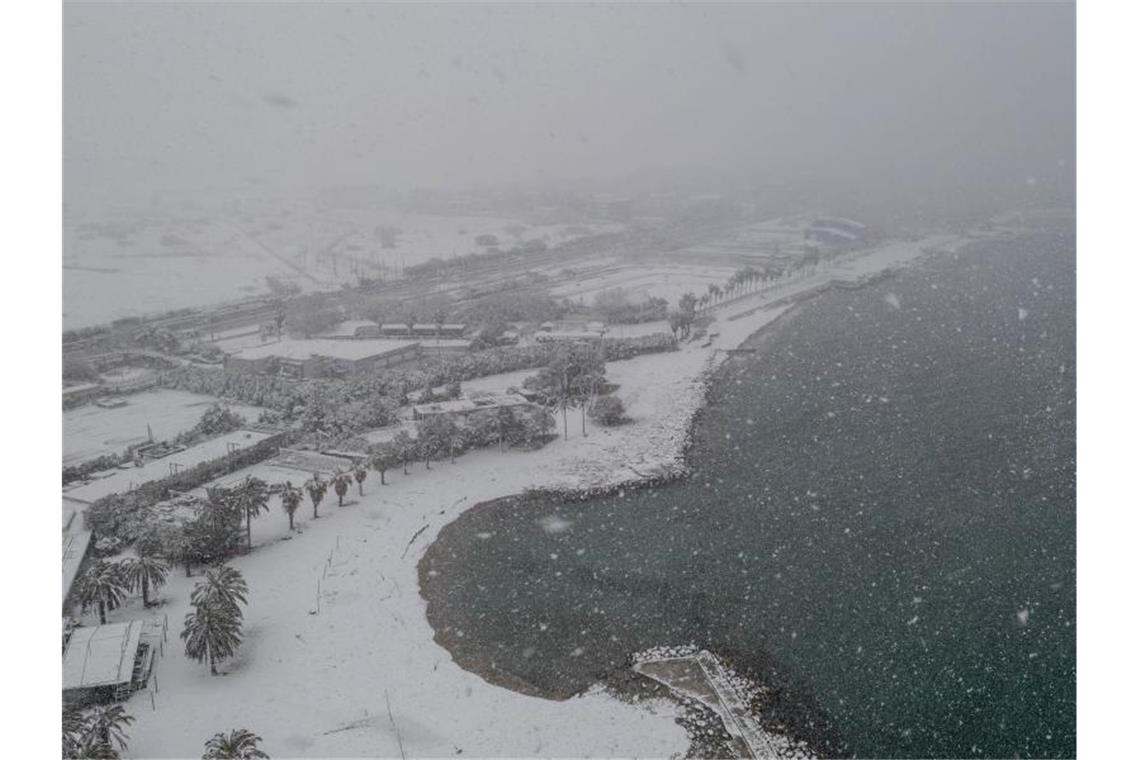 Schneechaos in Griechenland und der Türkei Ganz in weiß: Der Strand an der Südküste von Athen. Foto: Lefteris Partsalis/XinHua/dpa