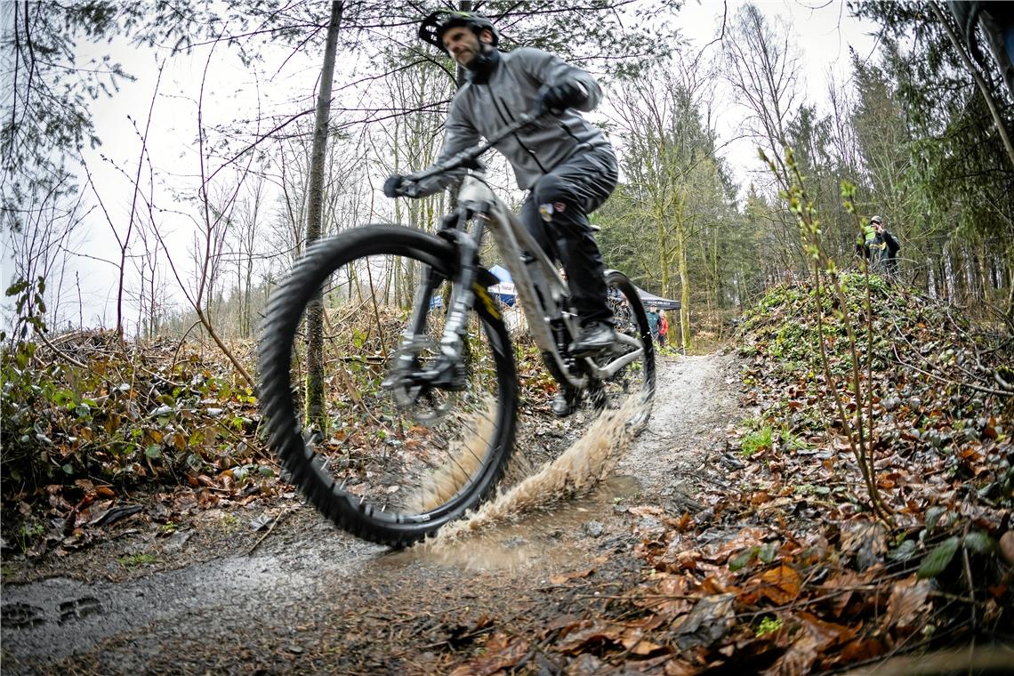 Ganz legal unterwegs sind Mountainbiker auf dem neuen Wolfsklingentrail in Oppenweiler. Foto: Alexander Becher