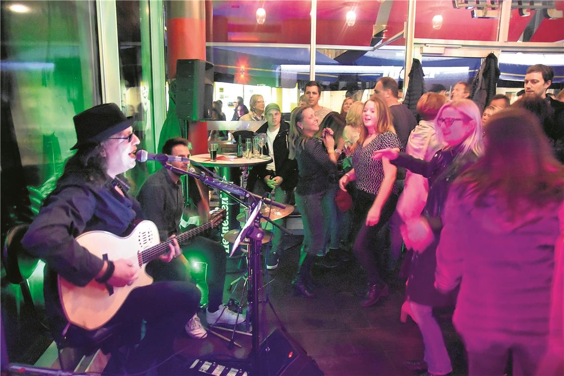 Von Kneipe zu Kneipe in der Partynacht Ganz nah an jedem Ton: Abtanzen mit Güray&Friends im Segafredo. Bandleader Güray Atalay bot Akustik-Pop mit souligen und lateinamerikanischen Einflüssen, bei dem das Publikum tänzerisch aufdrehte.