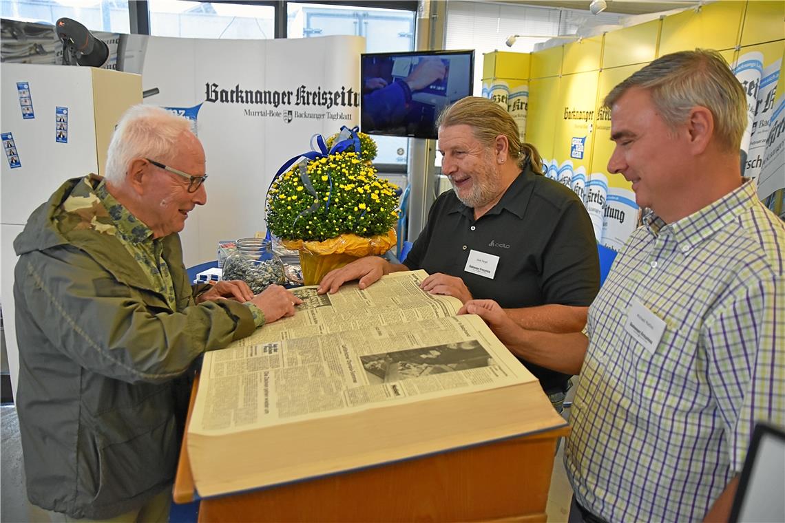 Ganz nah dran an den Lesern: Sportredakteur Uwe Flegel (Mitte) und Anzeigenberater Michael Mathes (rechts) stöbern mit Herbert Weber aus Aspach am Messestand der BKZ in alten Zeitungen aus dem Jahr 1972. Fotos: T. Sellmaier, M. Nothstein, U. Flegel, L. Greppo, K. Fritz