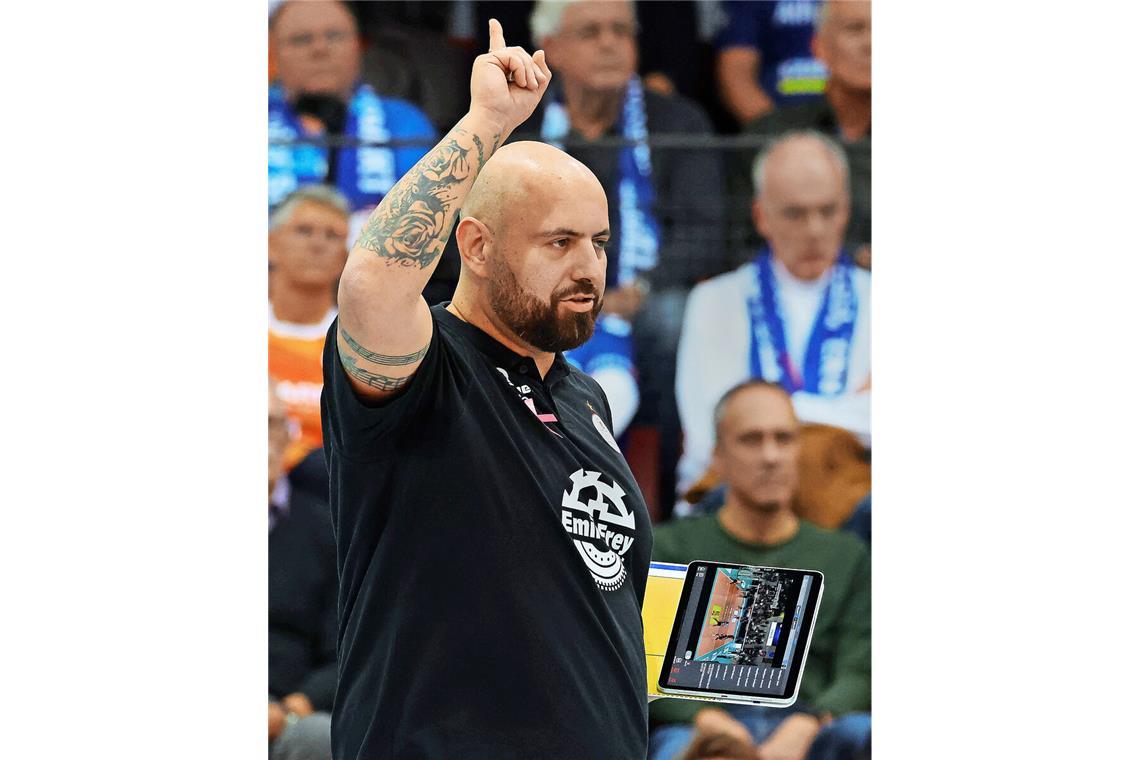 Ganz oben in der Tabelle stehen Trainer Konstantin Bitter und seine Bundesliga-Volleyballerinnen von Allianz MTV Stuttgart.