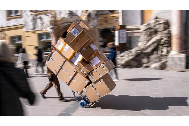 Ganz schön viel zu tun: ein Paketbote bei der Arbeit.