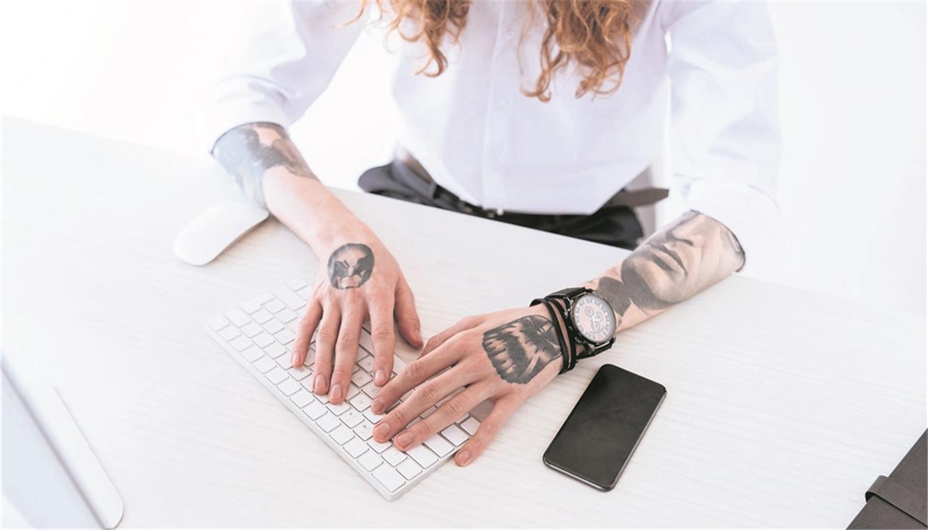 Privatsache:
Tattoo Ganz so offen ist man bei Banken und Versicherungen noch nicht. Tattoos werden bis zu einem gewissen Maße akzeptiert, an Händen und im Gesicht sind sie jedoch tabu. Foto: Fotolia