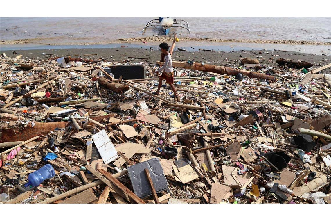 Ganze Dörfer lagen in Trümmern.