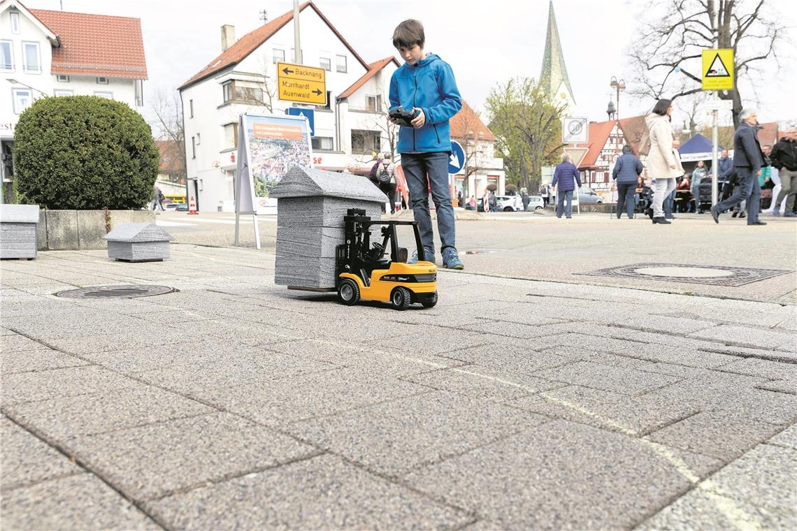 Gar nicht so einfach: Bei UB Immoservice hieß es, einen Geschicklichkeitsparcours mit dem ferngesteuerten Gabelstapler zu absolvieren.