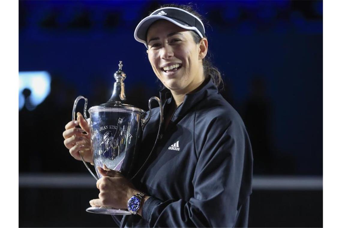 Garbiñe Muguruza hält die Trophäe während der Siegerehrung. Foto: Refugio Ruiz/AP/dpa