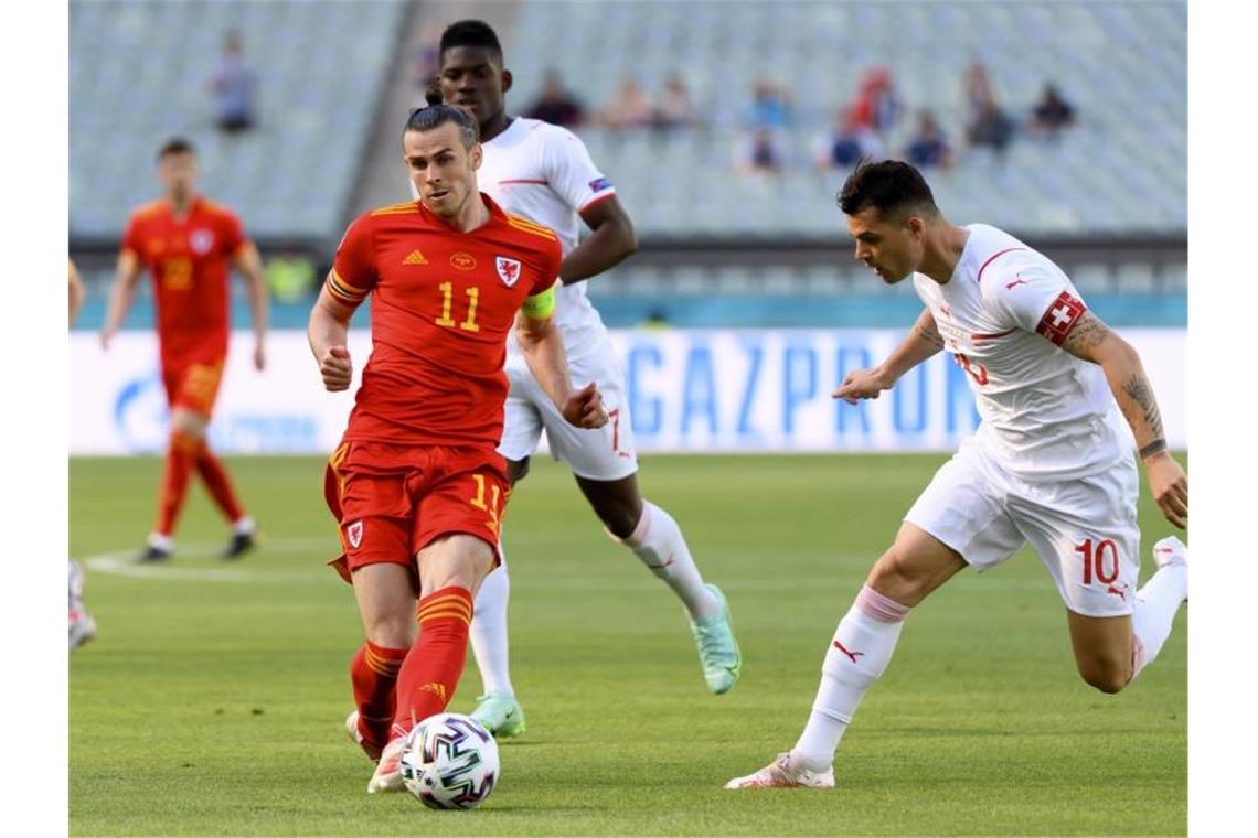 Gareth Bale (l) ist bei Wales der Starspieler. Foto: Jean-Christophe Bott/Keystone/dpa