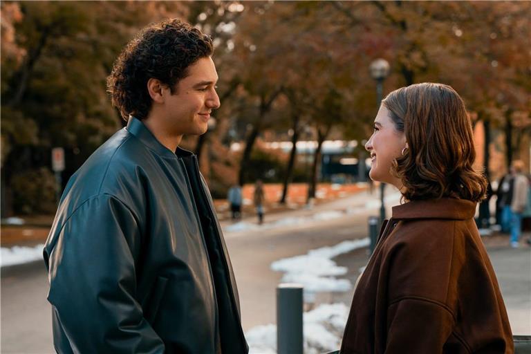 Garrett (Belmont Cameli) und Hannah (Ella Bright) in der 1. Staffel von "Off Campus".