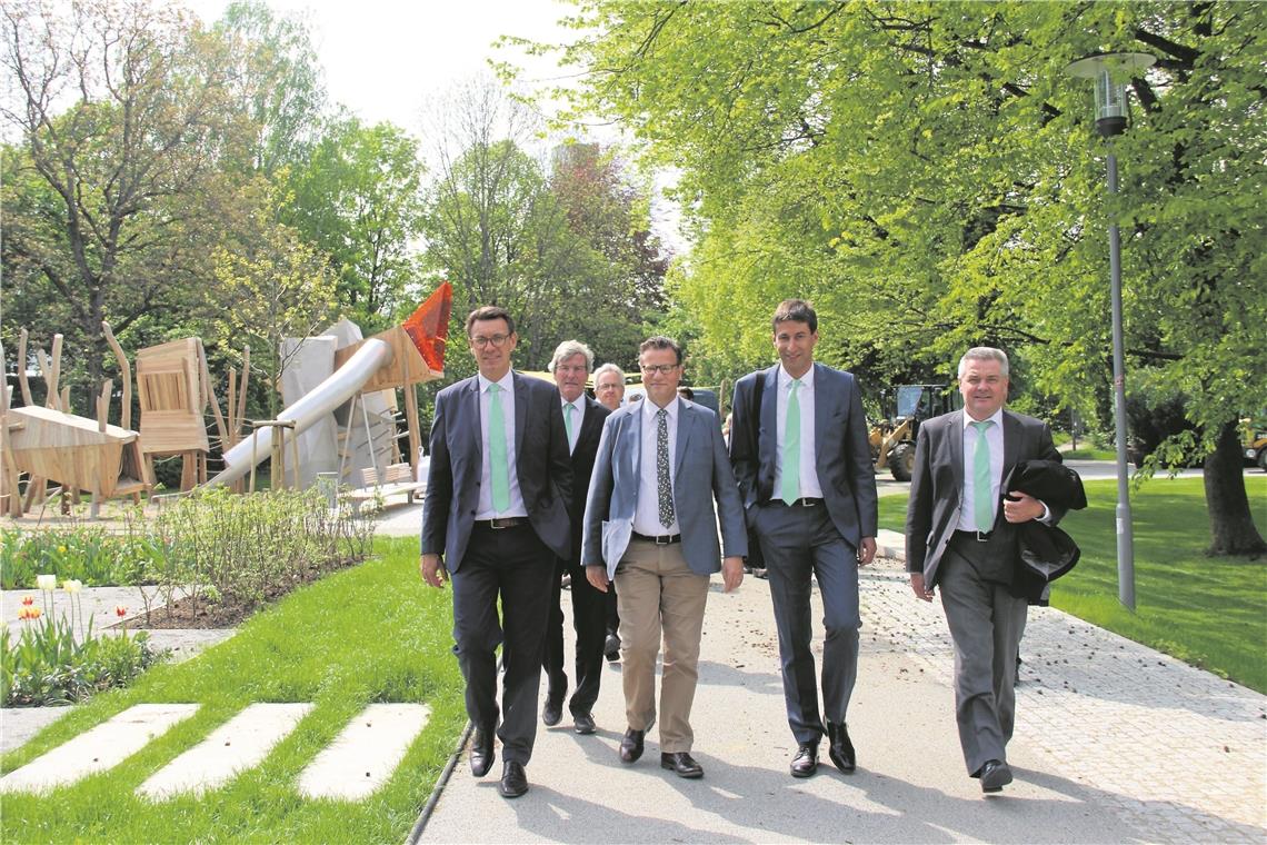 Gartenschau-Geschäftsführer Thorsten Englert, Landwirtschaftsminister Peter Hauk und Schorndorfs Oberbürgermeister Matthias Klopfer unterwegs im Schorndorfer Schlosspark. Im Hintergrund ist der neue Kinderspielplatz zu sehen. Foto: L. Krug