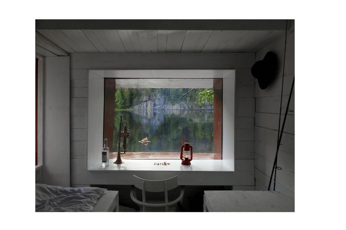 Extravagante Villen, die auch Gemüse produzieren Gartnerfuglen Arkiekter / Mariana de Delas haben in Telemark, Norwegen, an einem See im Wald einen herrlichen Rückzugsort entworfen. Das kleine Gebäude „Gjemmested Telemark“ versteckt sich hinter einem Pflanzengebilde, das wie ein dunkelroter Bart aussieht.-Nur das Fenster, das hier im Bild zu sehen ist, lugt heraus. Erreicht werden kann das Gebäude im Sommer nur mit dem Boot, im Winter auf Skiern.