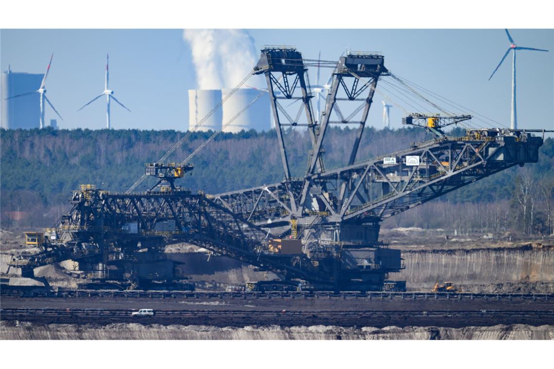 Reiche zu Gaskraftwerken: Sorge im Osten unbegründet Gaskraftwerke sollen vielerorts Kohlemeiler ersetzen - auch in Ostdeutschland, wie Wirtschaftsministerin Reiche betont. (Archivbild)