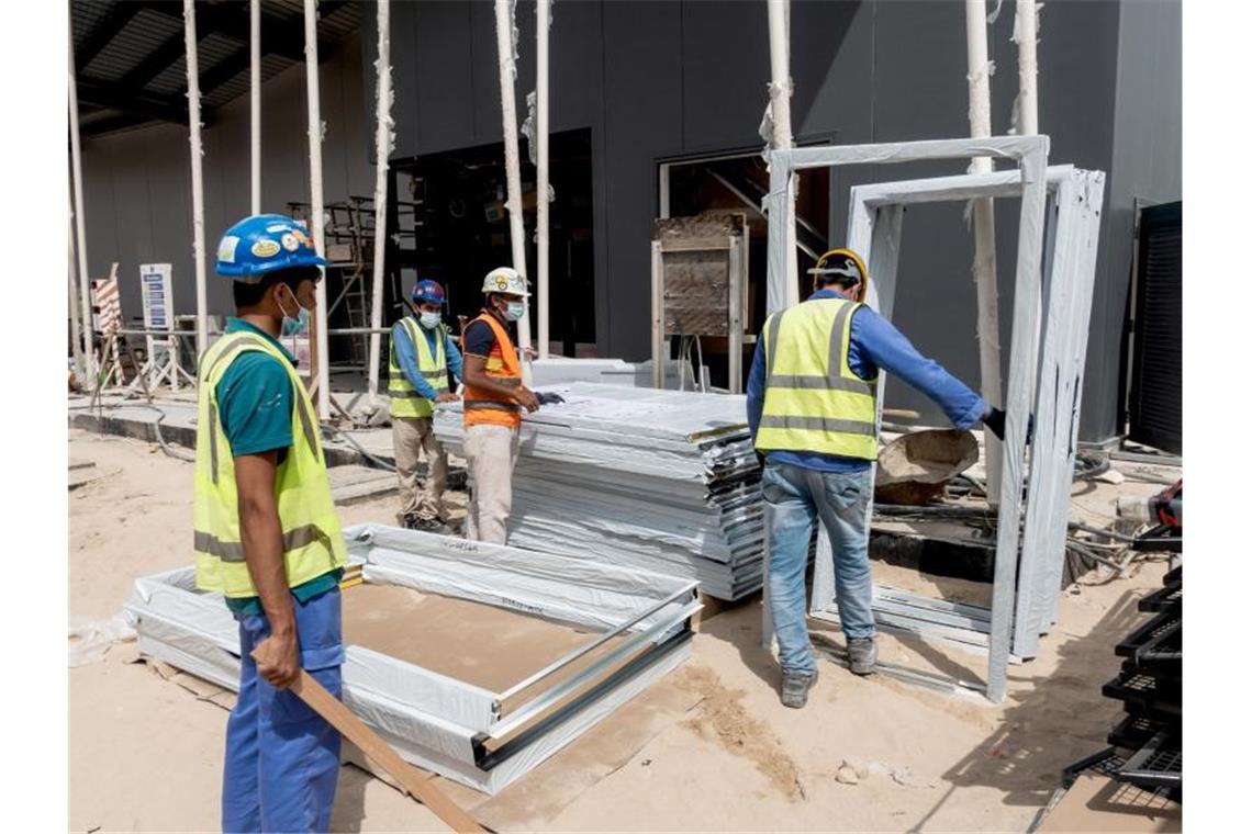 Richtfest in Dubai: Bau des Expo-Pavillons kommt voran Gastarbeiter werkeln am Deutschen Pavillon, der sich noch im Bau befindet. Foto: Andreas Drouve/dpa/Archivbild