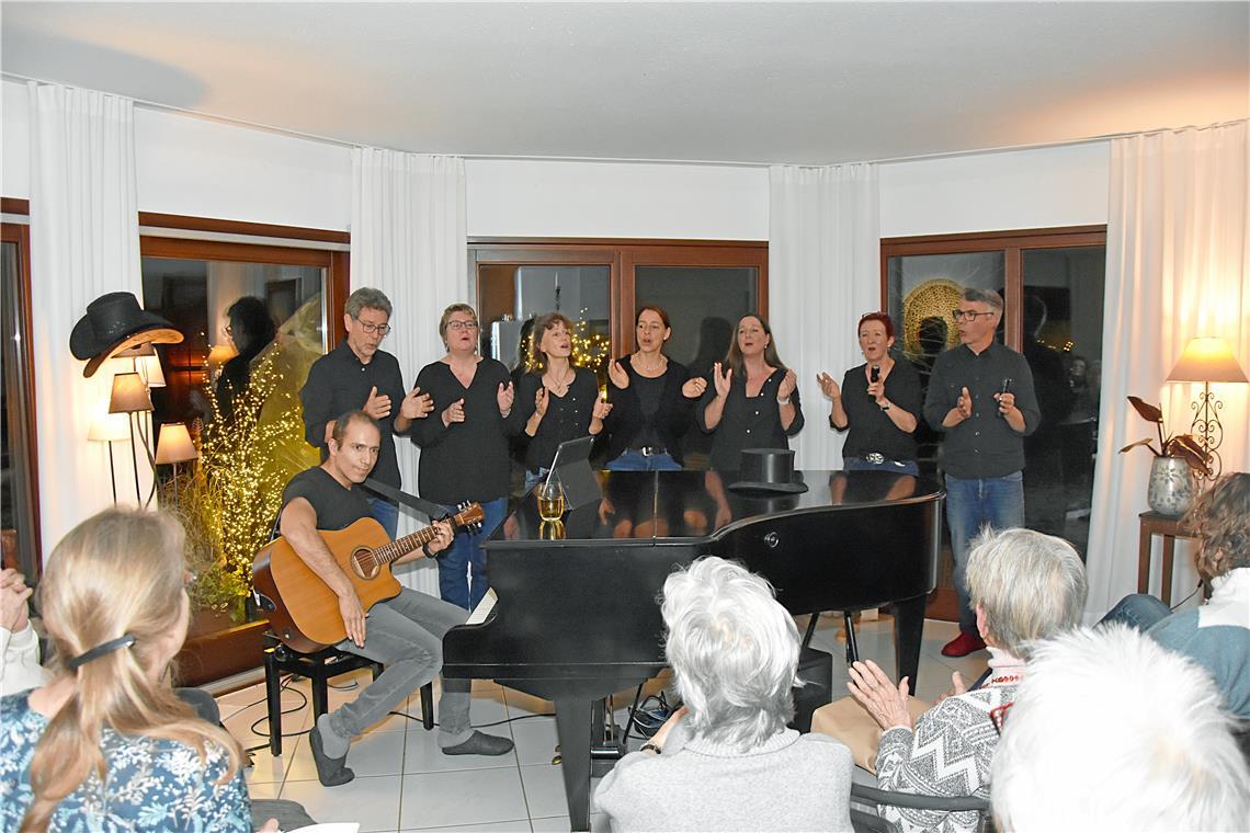 Der Verein Kultur in Oppenweiler organisiert Wohnzimmerkonzerte Gastgeberin Gabriele Hofmeister (Dritte von links) ist zugleich Mitglied der Musikgruppe Vocal Affair. Foto: Tobias Sellmaier