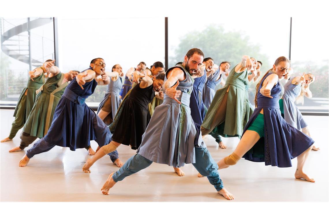 Eine Uraufführung von Akram Khan eröffnet das Colours-Festival Gauthier Dance probt für „Turning of Bones“ in der Orsolina28 Art Foundation im Piemont.