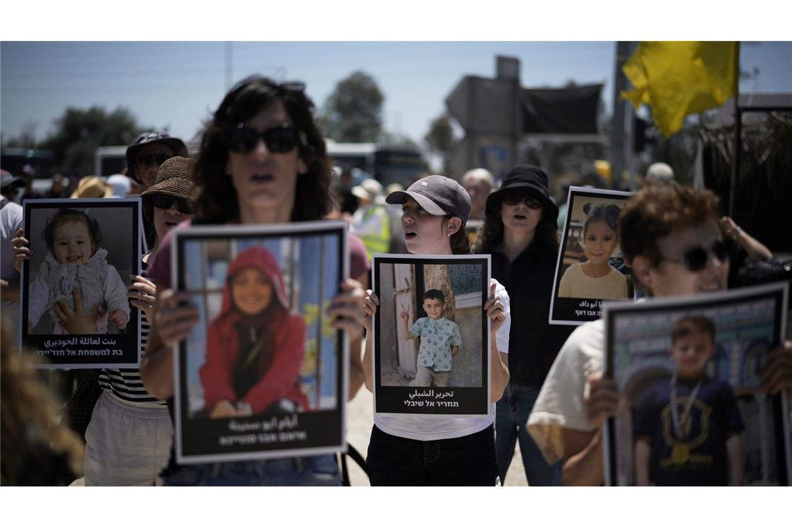 Bilder des Tages Gaza-Krieg: Demonstranten zeigen Kinderbilder an Israels Grenze