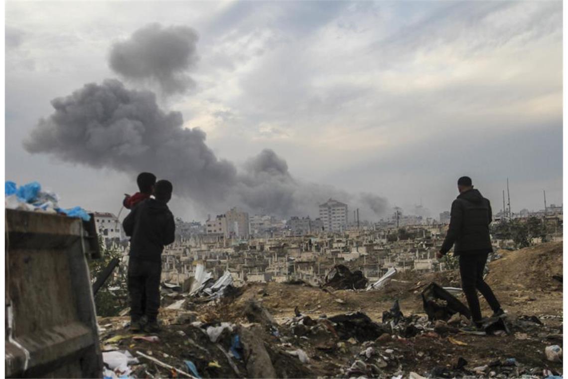 Netanjahu warnt Einwohner der Stadt Gaza: „verschwinden Sie" Gaza-Stadt: Rauch steigt auf, nachdem die israelische Armee einen Wohnplatz im Viertel al-Rimal angegriffen hat. (Archivbild)