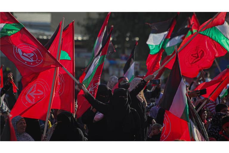 Gaza-Streifen oder Berlin? Maskierte PFLP-Anhänger bei einer Demonstration.
