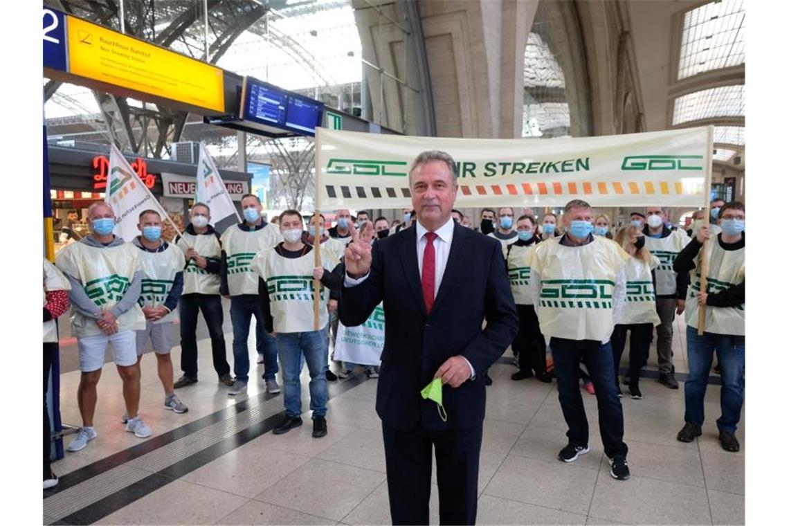 Gericht bestätigt Lokführerstreik - Bahn-Antrag abgelehnt GDL-Chef Klaus Weselsky bei einer Kundgebung in Leipzig. Foto: Sebastian Willnow/dpa-Zentralbild/dpa