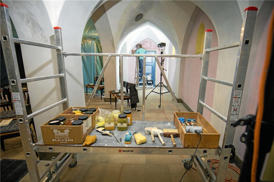 Gearbeitet wird bei der Restaurierung der Aussegnungshalle mit Farben, die historisch verwendet wurden. Fotos: A. Becher
