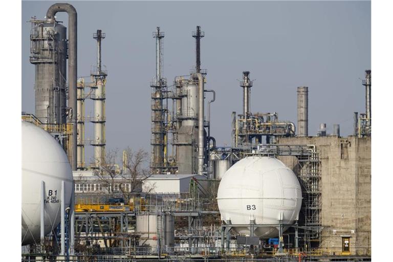 Gebäude auf dem Werksgelände von BASF in Ludwigshafen. BASF ist der größte Chemiekonzern der Welt. Foto: Uwe Anspach/dpa
