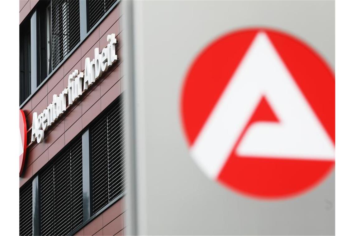 Noch mehr Arbeitslosigkeit - aber nicht wegen Corona Gebäude der Agentur für Arbeit. Die Einschränkungen der Corona-Pandemie treiben die Arbeitslosenzahlen in Deutschland in die Höhe. Foto: Oliver Berg/dpa