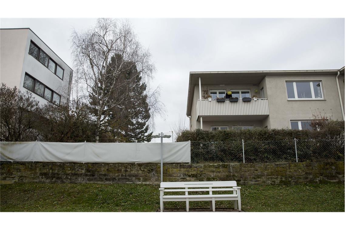 Gebäude der Siedlung, die im Zweiten Weltkrieg und danach zerstört wurden, sind durch architektonisch belanglose und sogenannte Ersatzbauten ersetzt worden, wie hier rechts im Bild. 1958 wurde die Siedlung unter Denkmalschutz gestellt – auch die Ersatzbauten.