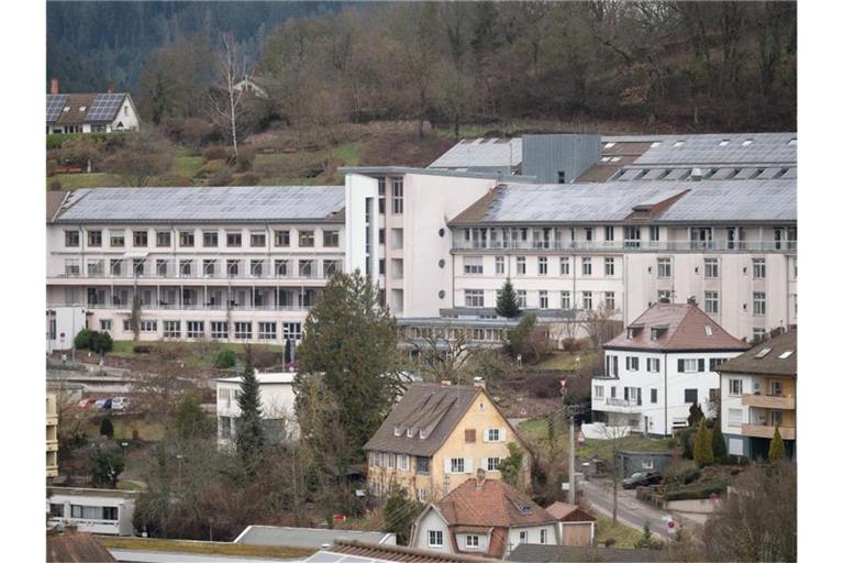 Gebäude des Klinikums Calw sind zwischen Wohnhäusern zu sehen. Foto: Marijan Murat/dpa