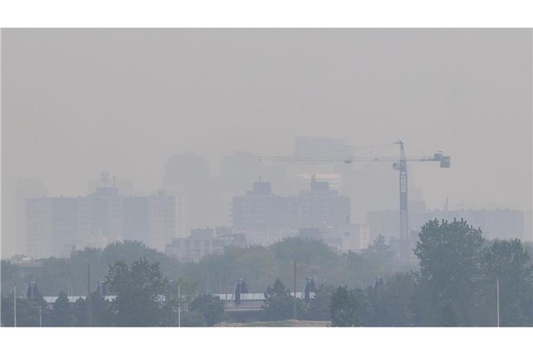 Gebäude in Toronto, Kanada, sind in den Rauch von Waldbränden gehüllt. Der Rauch von Waldbränden im Norden Ontarios und in den Prärien Kanadas sorgte am Freitag für schlechte Luftqualität und eingeschränkte Sicht in Großstädten wie Toronto, Ottawa und Montreal.