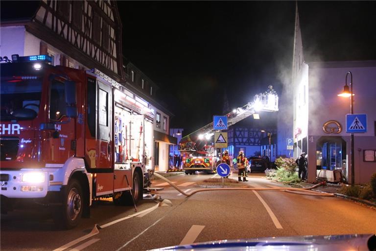 Gebäudebrand in Bäckerei. Man rechnet mit einem Schaden im mittleren fünfstelligen Bereich. Foto: K. Lermer/7aktuell.de