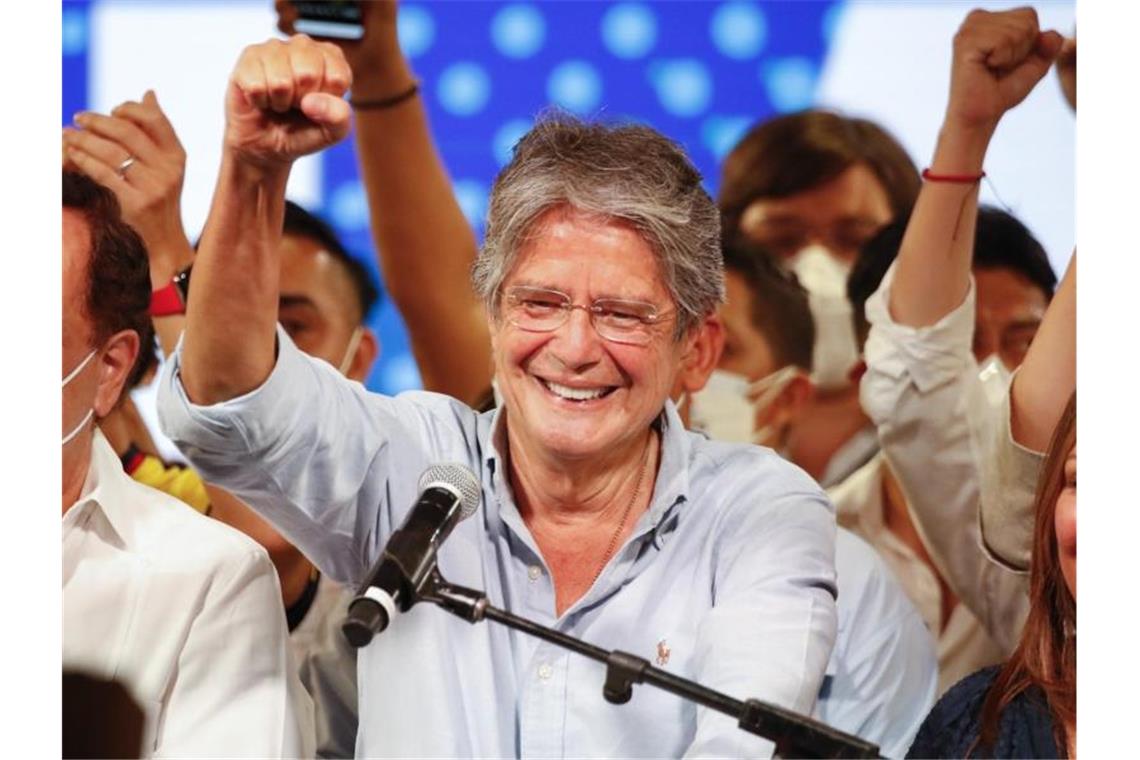 Konservativer Banker zum Präsidenten von Ecuador gewählt Geballte Faust: Guillermo Lasso nach der Stichwahl in seiner Wahlkampfzentrale. Foto: Angel Dejesus/AP/dpa