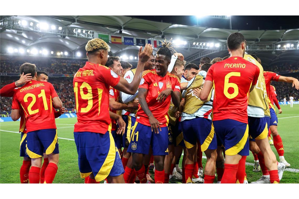 Bilder des Tages Geballte Freude - die spanische Mannschaft jubelt nach dem vierten Treffer gegen Frankreich.
