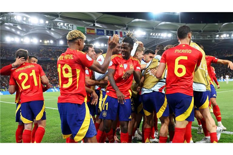 Geballte Freude - die spanische Mannschaft jubelt nach dem vierten Treffer gegen Frankreich.