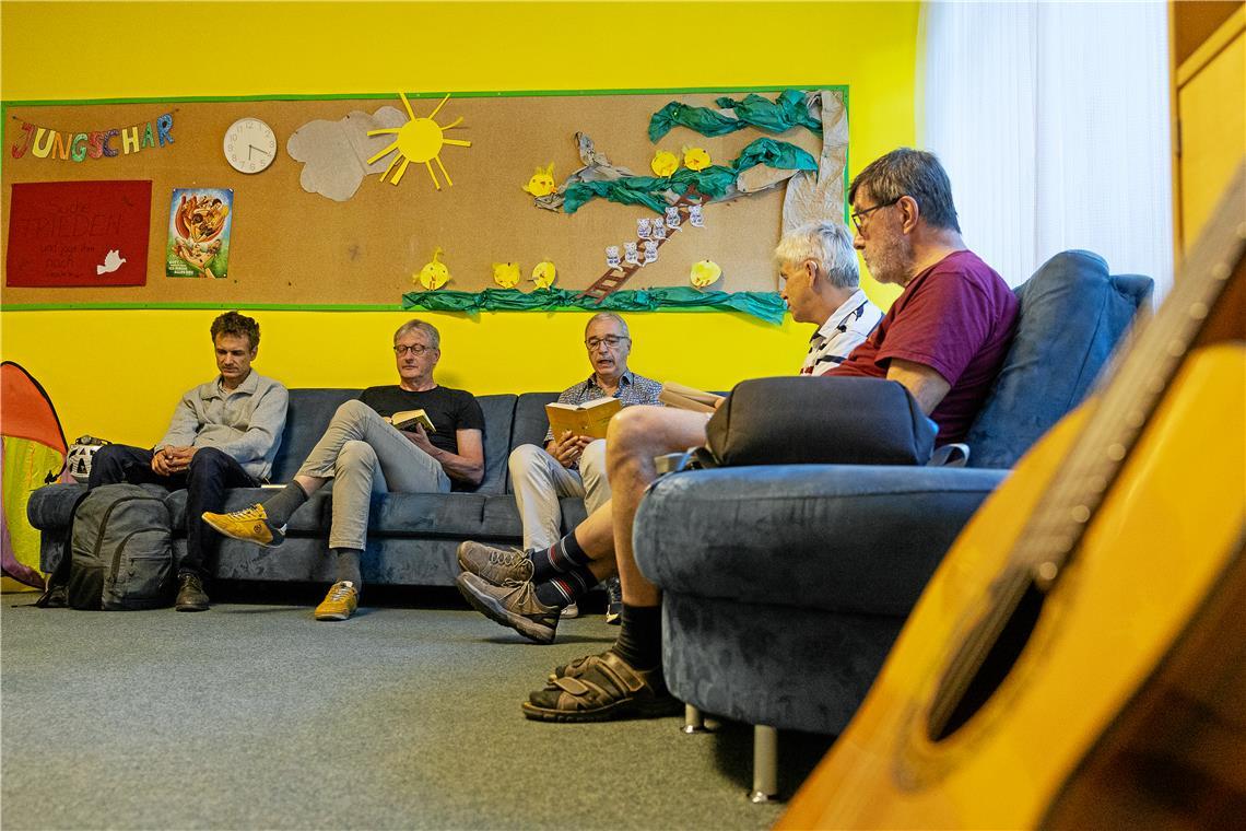Gebet mit der Bibel in der Hand (von links): Markus Briem, Johannes Muck, Ulrich Baade, Thomas Holl und Christian Maurer. Foto: Alexander Becher