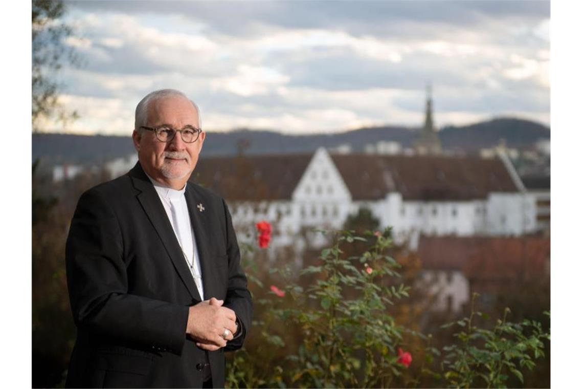 Gebhard Fürst, Bischof der Diözese Rottenburg-Stuttgart, steht auf dem Balkon des Haus des Bischofs. Foto: Marijan Murat/dpa/Archivbild/dpa