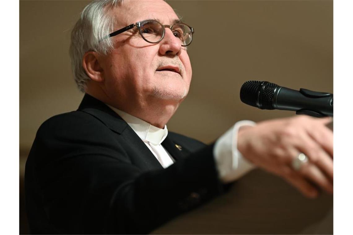 Kritik an Papst-Schreiben: Fürst weiter für Diakoninnen Gebhard Fürst steht vor einem Mikrofon. Foto: Felix Kästle/dpa/Archivbild