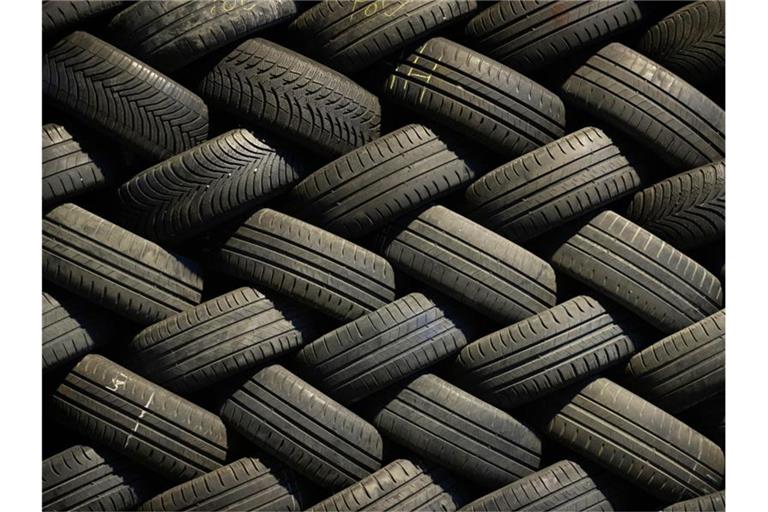 Gebrauchte Reifen liegen in einer Werkshalle bereit zur Wiederaufarbeitung. In Deutschland fallen jedes Jahr 570.000 Altreifen an. Foto: Friso Gentsch/dpa