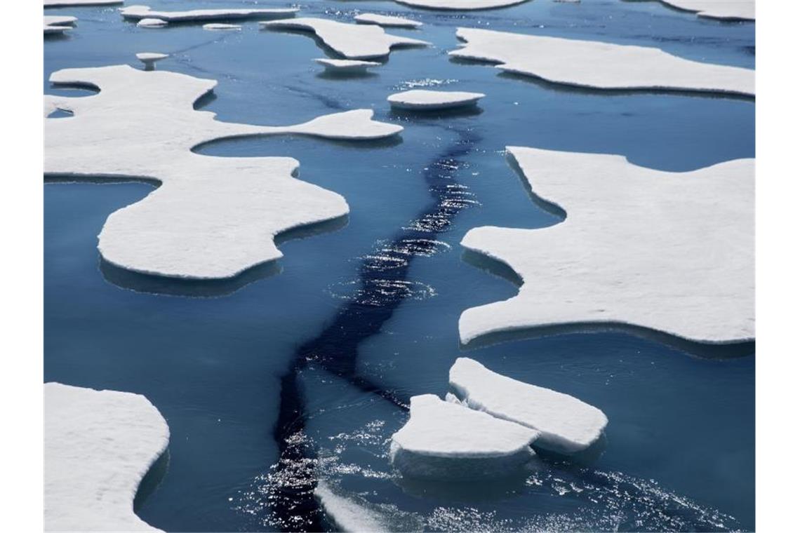 Gebrochenenes Meereis treibt auf der Victoria Strait im Arktischen Ozean. Foto: David Goldman/AP/dpa