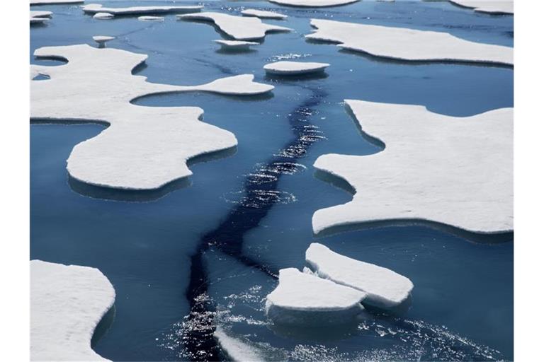 Gebrochenenes Meereis treibt auf der Victoria Strait im Arktischen Ozean. Foto: David Goldman/AP/dpa