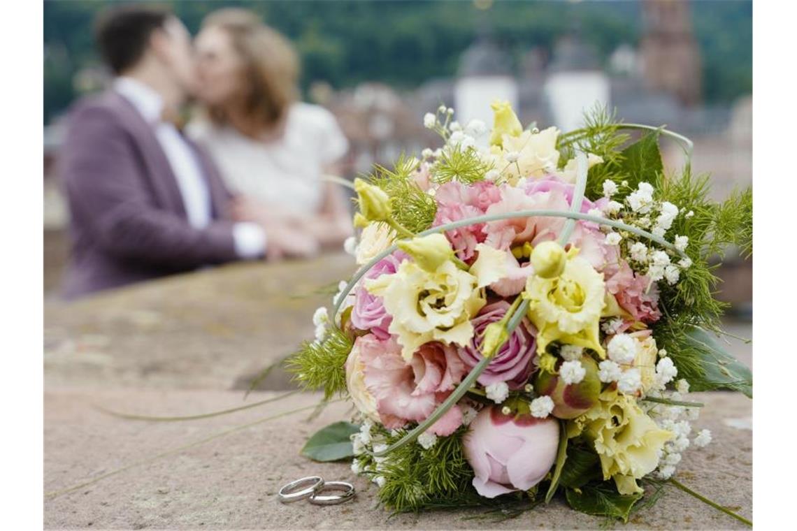 Geburtstagspartys, Hochzeiten, Familienfeste: Feiern ist in Zeiten der Corona-Pandemie mitunter ein kompliziertes Unterfangen. Foto: Uwe Anspach/dpa