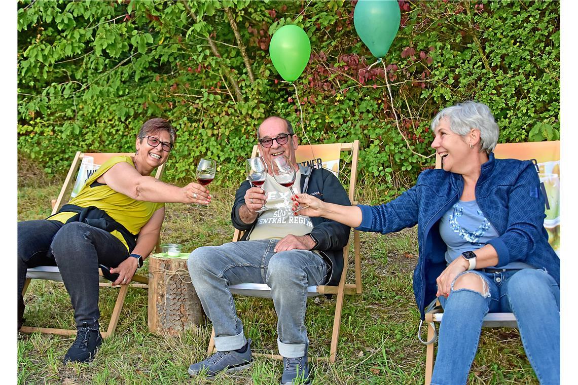Gechillt im Liegestuhl bei einem Gläschen Rotwein: Elke und Joachim Bürtsch und ...