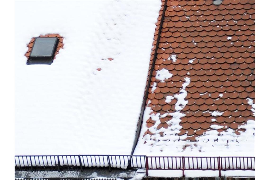 Gedämmt und ungedämmt: Zwei Altbau-Dächer in in München. Foto: Marc Müller